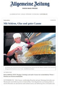 mit-schirm-glas-und-guter-laune-presseartikel-az-v-22-08