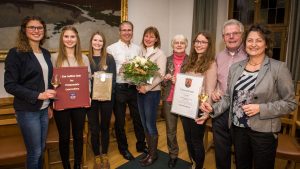 Familie Oswald mit Urkunde und goldenem Buch der Gemeinde